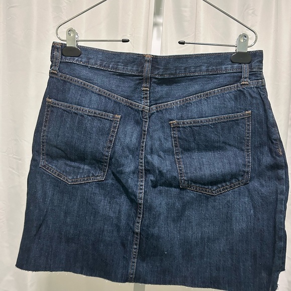 #0993 Sz 30 GAP Denim Button-Fron tMini Skirt - Distressed Raw-Edge - Picture 2 of 5